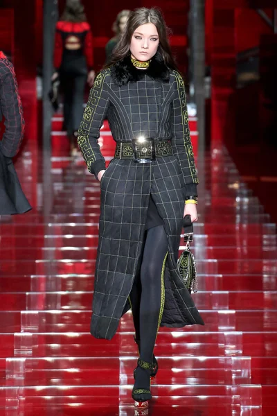 Look 15